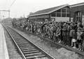 167882, Afbeelding van de belangstellenden op het perron van het N.S.-station Helmond te Helmond, tijdens de festiviteiten ter gelegenheid van de electrificatie van de spoorlijn Eindhoven - Venlo., Nederlandse Spoorwegen, fotograaf