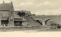 11899, Gezicht op het station van de H.IJ.S.M. (Hollandsche IJzeren Spoorweg-Maatschappij) te Rhenen, met rechts het viaduct in de Herenstraat / Grebbeweg.