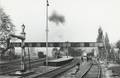164743, Gezicht op de perrons van het N.S.-station Utrecht Maliebaan te Utrecht, uit het noorden, met de loopbrug tussen de 1e Korte Baanstraat en Bolstraat en links een waterkolom., Onbekend