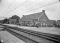 153156, Gezicht op de perronzijde van het nieuwe N.S.-station Lage Zwaluwe te Zevenbergschenhoek., Nederlandse Spoorwegen, fotograaf