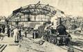 809763, Afbeelding van de stoomlocomotief nr. 1799 (serie 1700/1800) van de N.S. die de restanten van de overkapping van het N.S.-station Amsterdam Weesperpoort te Amsterdam omver zal trekken in verband met de sloop van het station., Onbekend