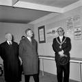 858589, Afbeelding van de opening van het nieuwe N.S.-station Beverwijk te Beverwijk, met van links naar rechts commissaris van de koningin dr. M.J. Prinsen, president-directeur ir. J. Lohmann van de N.S. en burgemeester J.G.S. Bruinsma van Beverwijk bij een kleine tentoonstelling over het station., Hessels, L. (Nederlandse Spoorwegen), fotograaf