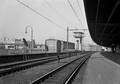 153017, Gezicht op het N.S.-station met seinhuis Amsterdam Muiderpoort te Amsterdam vanaf het noordelijke perron., Nederlandse Spoorwegen, fotograaf