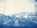 40544, Gezicht op het plaatsen van de ijzeren hulpvoetbrug over de sporen bij het Centraal Station te Utrecht tijdens de werkzaamheden ter verbreding van de tunnel onder het spoor in de Leidseweg., Onbekend