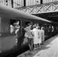 849040, Afbeelding van reizigers op het perron van het N.S.-station Amsterdam C.S. te Amsterdam bij een internationale trein (vermoedelijk de Zonexpres naar Nice), kort voor vertrek., Nederlandse Spoorwegen, fotograaf