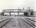 164621, Gezicht op de in aanbouw zijnde voetbrug bij de Vleutenseweg te Utrecht over de noordzijde van het emplacement bij het Centraal Station. Op de achtergrond de werkplaats van de S.S. en het seinhuis B., Onbekend