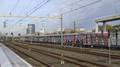 902706, Gezicht over sporen en perrons aan de westzijde van station Utrecht Vaartsche Rijn te Utrecht, richting Centraal Station, met langs het spoor veel graffiti., Goosen, D.C., fotograaf