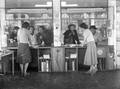 803398, Interieur van het N.S.-station Utrecht C.S. te Utrecht: inlichtingenbureau., Schaik, W.P.F.M. van (Nederlandse Spoorwegen), fotograaf