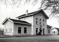 150801, Gezicht op de zij- en voorgevel van het N.S.-station Vught te Vught., Nederlandse Spoorwegen, fotograaf