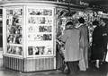 170219, Afbeelding van een kiosk van Bruna op het perron van het N.S.-station Utrecht C.S. te Utrecht., Volders, M., fotograaf
