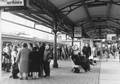 171364, Afbeelding van treinreizigers op het vierde perron van het N.S.-station Utrecht C.S. te Utrecht., Nederlandse Spoorwegen, fotograaf