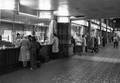 152382, Interieur van het N.S.-station Amsterdam C.S. te Amsterdam: hal en loketten., Nederlandse Spoorwegen, fotograaf