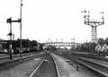 163706, Gezicht op het emplacement aan de noordzijde van het N.S.-station Utrecht C.S. te Utrecht, met op de achtergrond de voetbrug in de Vleutenseweg.