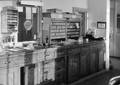 165669, Interieur van het N.S.-station Franeker te Franeker: plaatskaartenkantoor., Nederlandse Spoorwegen, fotograaf