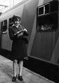 153358, Afbeelding van een receptioniste op het N.S.-station Utrecht C.S. te Utrecht., Nederlandse Spoorwegen, fotograaf