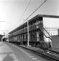166712, Gezicht op het noodkantoor van het N.S.-station Utrecht C.S. te Utrecht, tijdens de nieuwbouw van het station., Nederlandse Spoorwegen, fotograaf