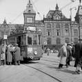 150056, Afbeelding van een tram voor het N.S.-station Amsterdam C.S. te Amsterdam., Nederlandse Spoorwegen, fotograaf