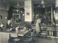 172198, Interieur van het N.S.-station Arnhem te Arnhem: inlichtingenbureau., Nederlandse Spoorwegen, fotograaf