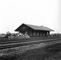 166763, Gezicht op de goederenloods van het N.S.-station Hoogezand-Sappemeer te Hoogezand-Sappemeer., Nederlandse Spoorwegen, fotograaf
