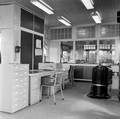 857306, Interieur van het N.S.-station Den Dolder te Den Dolder: plaatskaartenkantoor., Nederlandse Spoorwegen, fotograaf