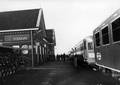 153285, Gezicht op de perronzijde van het N.S.-station Stedum te Stedum met langs het perron twee diesel-electrische treinstellen DE 2 ("Blauwe Engel") van de N.S., Nederlandse Spoorwegen, fotograaf