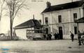 RIVES (Isère) - Arrivée de l'autobus dans la cour de la gare.