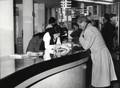 169338, Interieur van het N.S.-station Utrecht C.S. te Utrecht: inlichtingenbureau., Nederlandse Spoorwegen, fotograaf