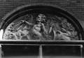 156638, Afbeelding van het borstbeeld van Apollo(?) aan de voorgevel van het N.S.-station Amsterdam C.S. te Amsterdam., Nederlandse Spoorwegen, fotograaf