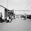 824755, Afbeelding van wachtende treinreizigers op het perron van het N.S.-station Valkenburg., Nederlandse Spoorwegen, fotograaf