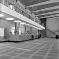 166022, Interieur van het N.S.-station Venlo te Venlo: hal met loketten., Hessels, L. (Nederlandse Spoorwegen), fotograaf