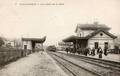 2 - VAUCRESSON - Les Quais de la gare - Arrivée d'un train.