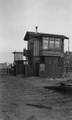 162559, Gezicht op het seinhuis bij het N.S.-station Amsterdam Muiderpoort te Amsterdam, tijdens de spoorwegwerken Amsterdam Oost., Onbekend