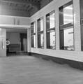 155130, Interieur van het N.S.-station Delft te Delft: hal met loketten en bagagebalie., Nederlandse Spoorwegen, fotograaf