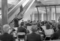 849724, Afbeelding van een concert van het harmonieorkest van de N.S. in de hal van het N.S.-station Duivendrecht te Duivendrecht, tijdens de feestelijke opening van de Zuidtak (Weesp-Amsterdam RAI)., Podsada, W.M., fotograaf