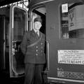 839069, Afbeelding van een hoofdconducteur van N.S. bij een internationale trein op het N.S.-station Utrecht C.S. te Utrecht., Hessels, L. (Nederlandse Spoorwegen), fotograaf