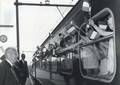 171136, Afbeelding van de aankomst van de feesttrein (het electrische treinstel nr. 341, mat. 1954 / Plan G van de N.S.) met kinderen van gymnastiekvereniging Dio met vlaggetjes op het N.S.-station Etten-Leur tijdens de feestelijke opening van het station., Nederlandse Spoorwegen, fotograaf