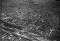 120026, Luchtfoto van een gedeelte van de stad Utrecht, uit het zuidwesten. Op de voorgrond het Centraal Station (Stationsplein), het spoorwegemplacement en de Administratiegebouwen van de Nederlandsche Spoorwegen aan het Moreelsepark., KLM Aerocarto, fotograaf
