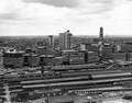 84775, Overzicht van het Centraal Station te Utrecht, vanaf het hotel Holiday Inn (Jaarbeursplein 24), uit het westen, met daarachter het winkelcentrum Hoog Catharijne., Fotodienst GAU, fotograaf