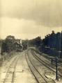 76471, Gezicht op het emplacement aan de noordzijde van het H.S.M.-station Utrecht Maliebaan aan de Oosterspoorweg te Utrecht. Op de achtergrond dienstwoning nr. 47B en de spoorwegovergang in de Burgemeester Reigerstraat., Deetman, J.W., fotograaf