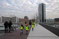 832322, Gezicht op de Moreelsebrug over het Centraal Station te Utrecht, op de dag van de openstelling van de brug, met de leerlingen van de Openbare Dalton Basisschool De Puntenburg (Laan van Puntenburg 2A), die de eer hadden de brug officieel in gebruik te stellen. Op de achtergrond het hoofdkantoor van de Nederlandse Spoorwegen (HGB IV, Laan van Puntenburg)., Lansink, V.M., fotograaf