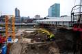 807793, Afbeelding van de werkzaamheden ten behoeve van de bouw van de nieuwe OV-terminal te Utrecht, met rechts de Jaarbeurstraverse en op de achtergrond het Centraal Station., Het Utrechts Archief, fotograaf