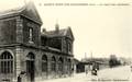 SAINT-JUST en CHAUSSEE - La Gare (Vue extérieure) - Editeur : H.Sarrazin, ameublements n°5.