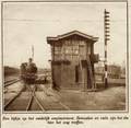 300207, Gezicht op het seinhuis post R op het goederenemplacement van het Centraal Station (Stationsplein, Utrecht C.S.) te Utrecht, met links een stoomlocomotief uit de serie 1300/1400 en rechts een rangeerseinpaal ("de aap").