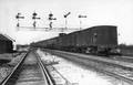 151322, Afbeelding van een stoomtrein (met rijtuigen en goederenwagens) onder de seinbrug op het emplacement van station Naarden-Bussum te Bussum, Nederlandse Spoorwegen, fotograaf