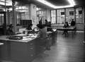 163892, Interieur van het (verbouwde) N.S.-station Den Haag H.S. te Den Haag: plaatskaartenkantoor., Schaik, W.P.F.M. van (Nederlandse Spoorwegen), fotograaf