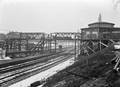 166233, Gezicht op de in aanbouw zijnde voetgangersbrug van het nieuwe N.S.-station Arnhem te Arnhem, met rechts de koepel van de ingang aan de Sonsbeekzijde van het station., Schaik, W.P.F.M. van (Nederlandse Spoorwegen), fotograaf