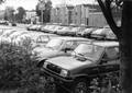 154532, Afbeelding van geparkeerde auto's op de P+R-parkeerplaats bij het N.S.-station Assen te Assen., Nederlandse Spoorwegen, fotograaf