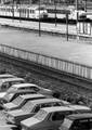 154531, Gezicht op de perrons van het N.S.-station Amersfoort te Amersfoort met op de voorgrond geparkeerde auto's op de P+R-parkeerplaats en op de achtergrond een electrisch treinstel plan V (mat. 1964) en mat. 1954 van de N.S., Nederlandse Spoorwegen, fotograaf