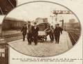 300215, Afbeelding van enkele emballeurs van de goederendienst met een kar op een perron van het Centraal Station (Stationsplein) te Utrecht.
