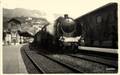 MENTON (A.M.) - Un train, remorqué par une machine 231 C, vient de croiser un autorail Bugatti, en gare de Menton.